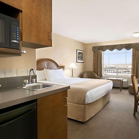 Super 8 By Wyndham High Level Ab Hotel Exterior photo