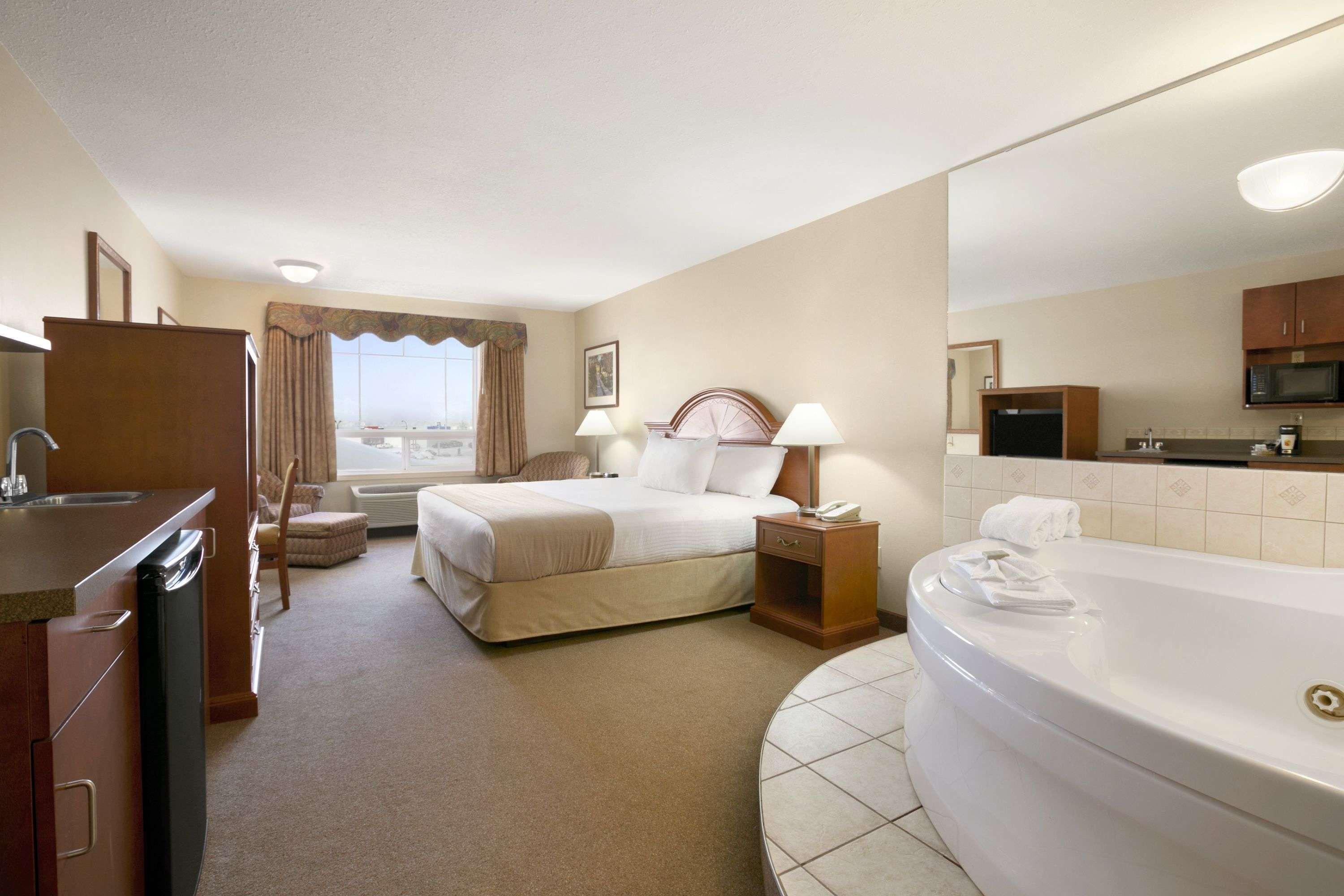 Super 8 By Wyndham High Level Ab Hotel Exterior photo