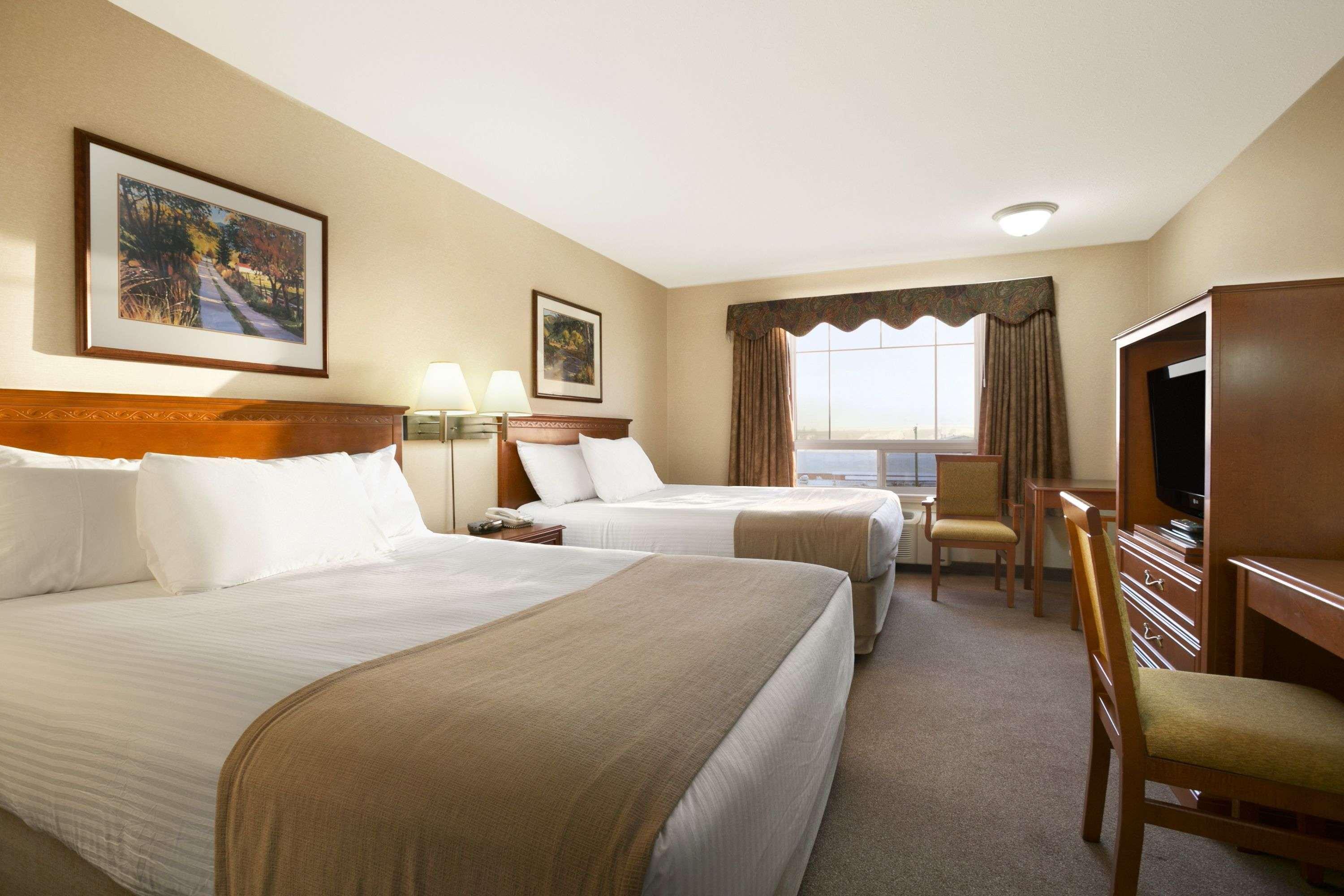 Super 8 By Wyndham High Level Ab Hotel Exterior photo