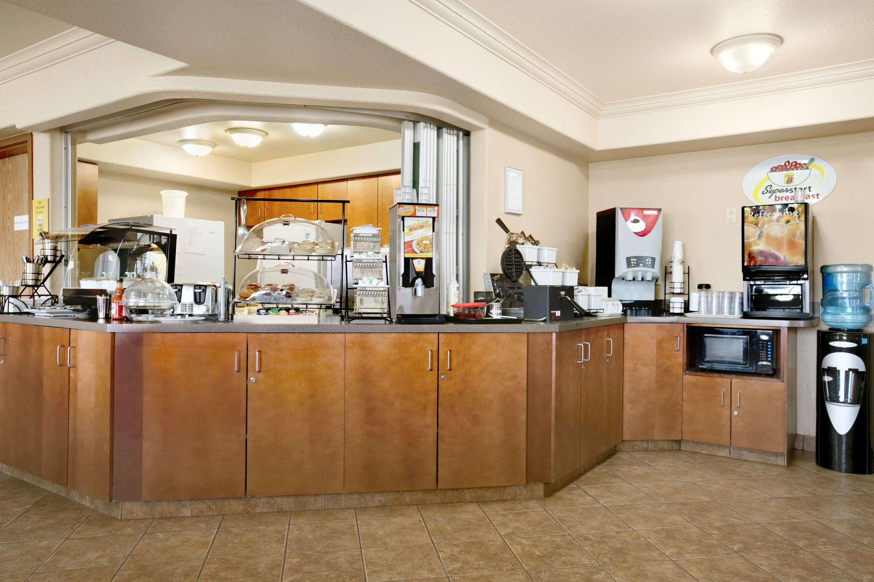 Super 8 By Wyndham High Level Ab Hotel Exterior photo