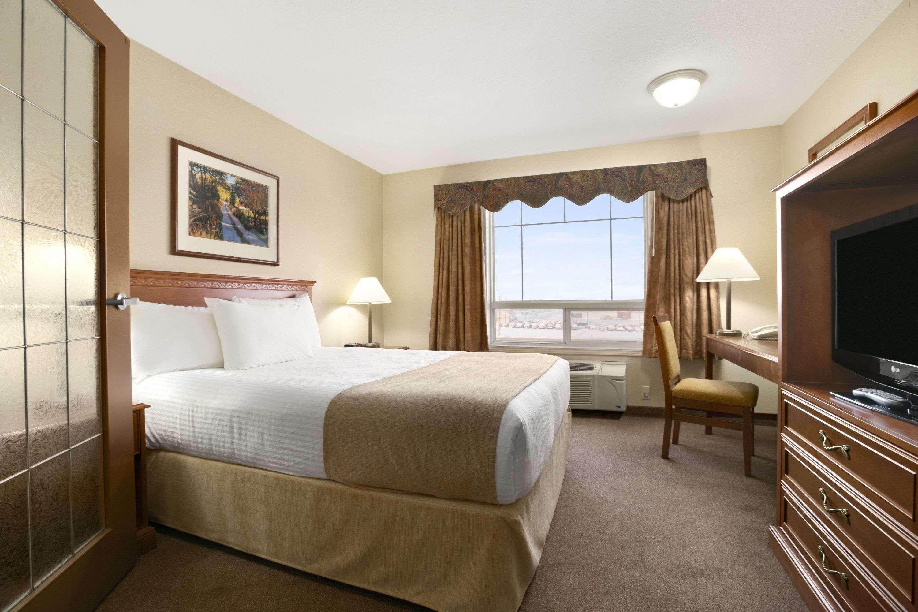 Super 8 By Wyndham High Level Ab Hotel Exterior photo